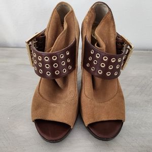 GUC Michael Kors Size 8 ½.